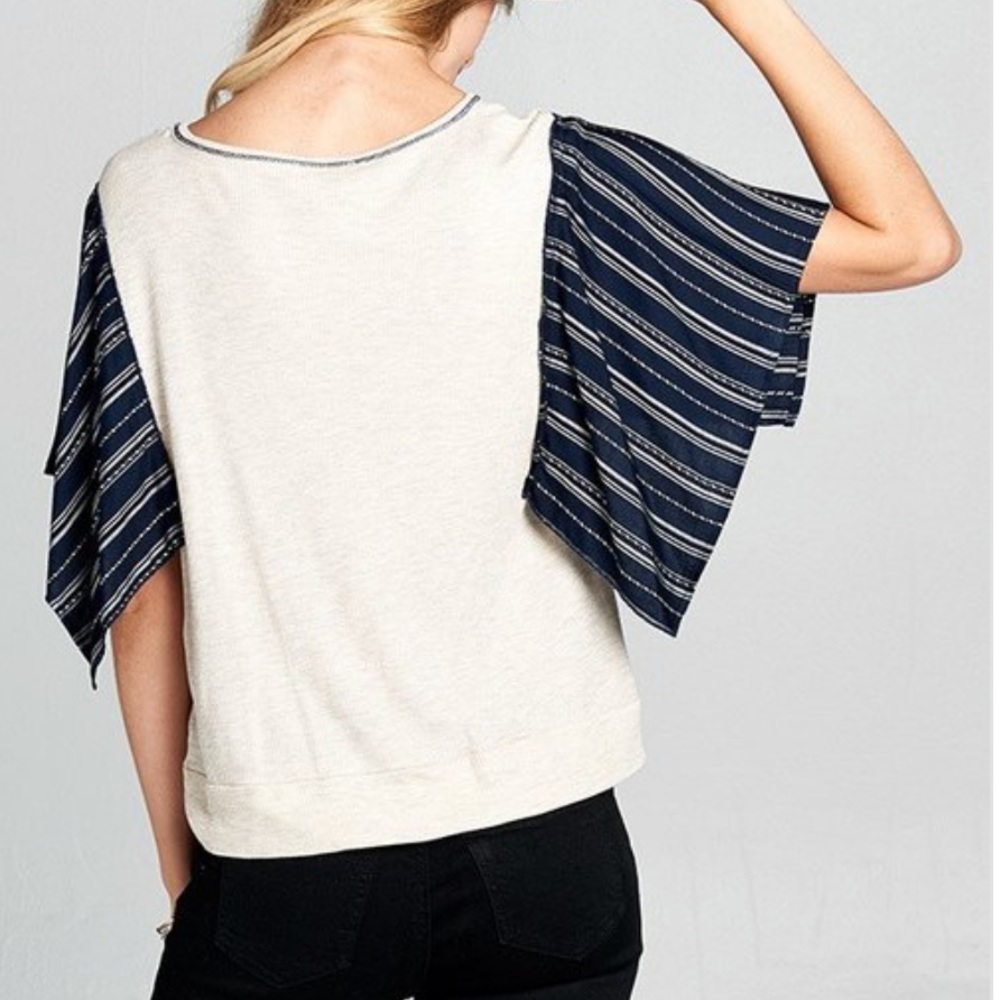 Closet clear π¨
kimono sleeve twist knot top - Picture 3 of 3